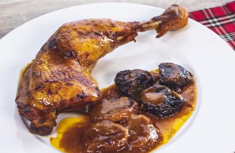 Cuixa de pollastre amb prunes i orellanes